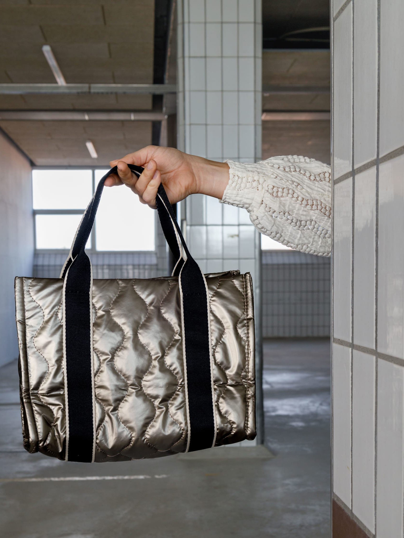 Silver hot sale quilted bag